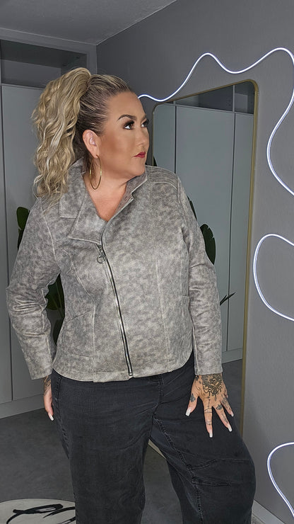 Bikerjacke grau meliert Plus Size – Ganzkörperansicht mit Jeans