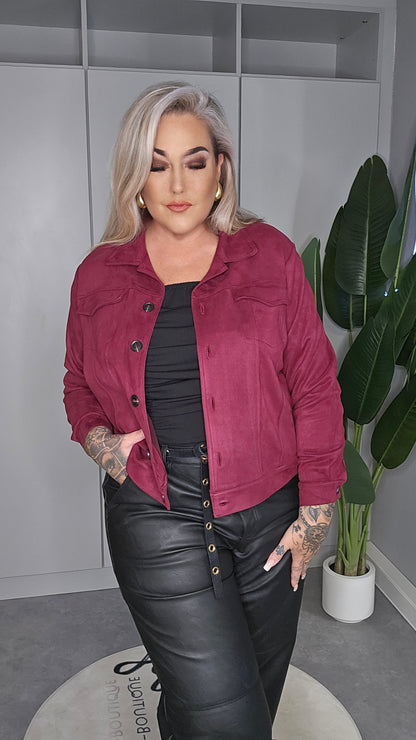 Jacke Veti Bordeaux in Bordeaux als lässige Plus Size Jacke, Ganzkörperansicht