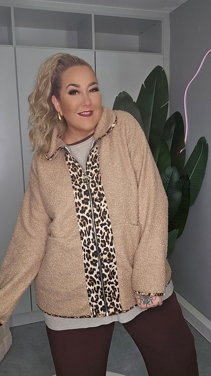 Teddyjacke Beige mit Leo-Details