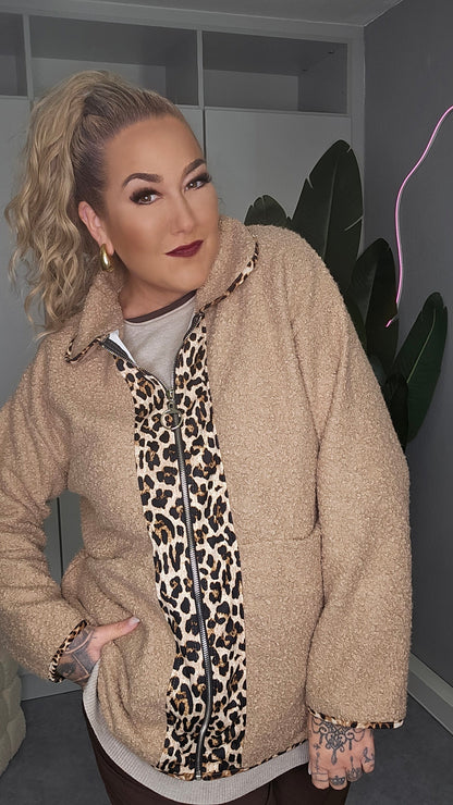Teddyjacke Beige mit Leo-Details