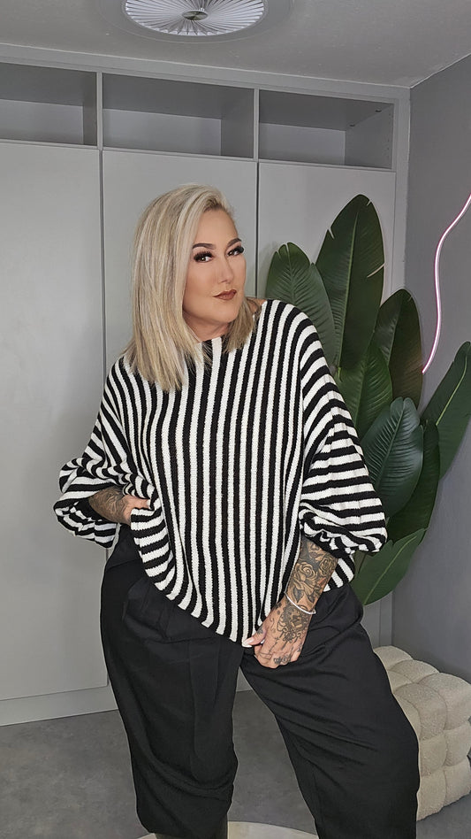 Oversize-Strickpullover Schwarz-Weiß gestreift mit überschnittenen Schultern – Gesamtansicht von vorne