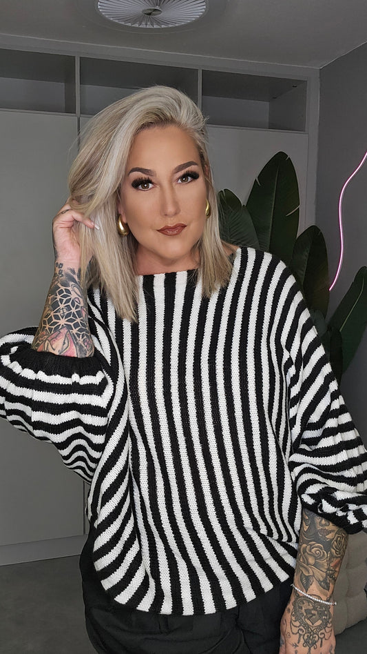 Oversize-Strickpullover Schwarz-Weiß gestreift mit weiten Ärmeln – Vorderansicht