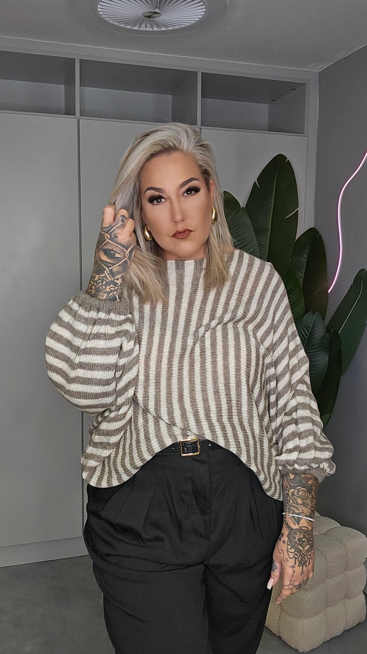 Oversize-Strickpullover mit Streifen Taupe-Creme in Strickoptik, Vorderansicht am Modell