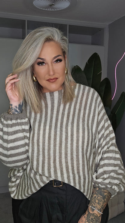 Oversize-Strickpullover mit Streifen Taupe-Creme, Nahansicht von Ausschnitt und weiten Ärmeln