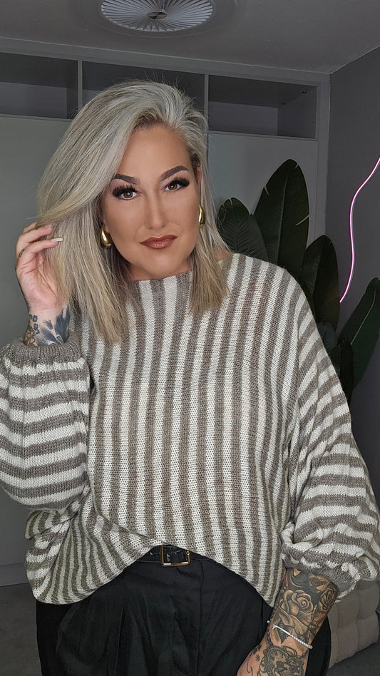 Oversize-Strickpullover mit Streifen Taupe-Creme, Nahansicht von Ausschnitt und weiten Ärmeln