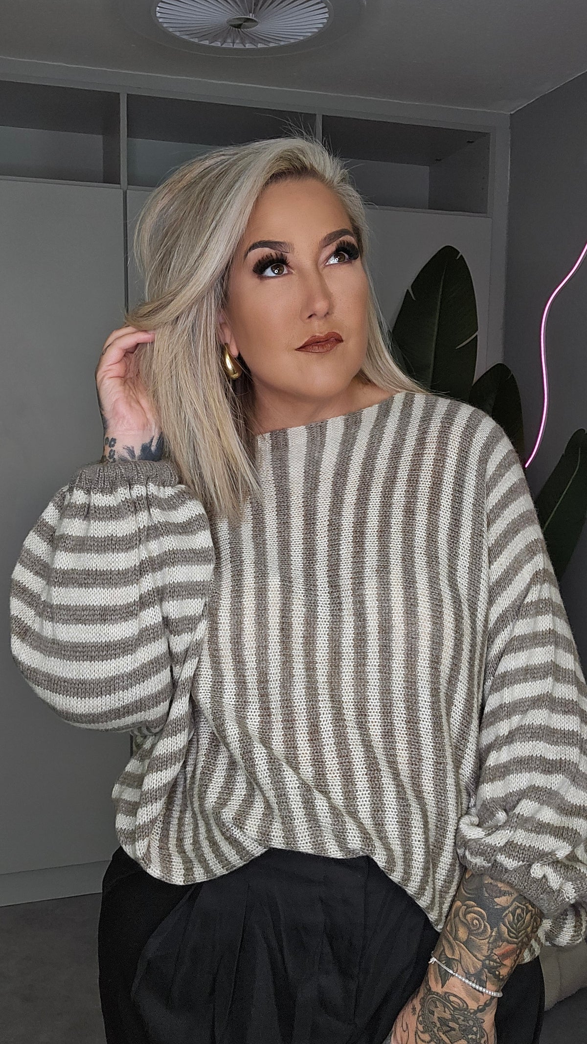 Oversize-Strickpullover mit Streifen Taupe-Creme, leicht seitliche Vorderansicht am Modell