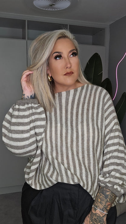 Oversize-Strickpullover mit Streifen Taupe-Creme, leicht seitliche Vorderansicht am Modell