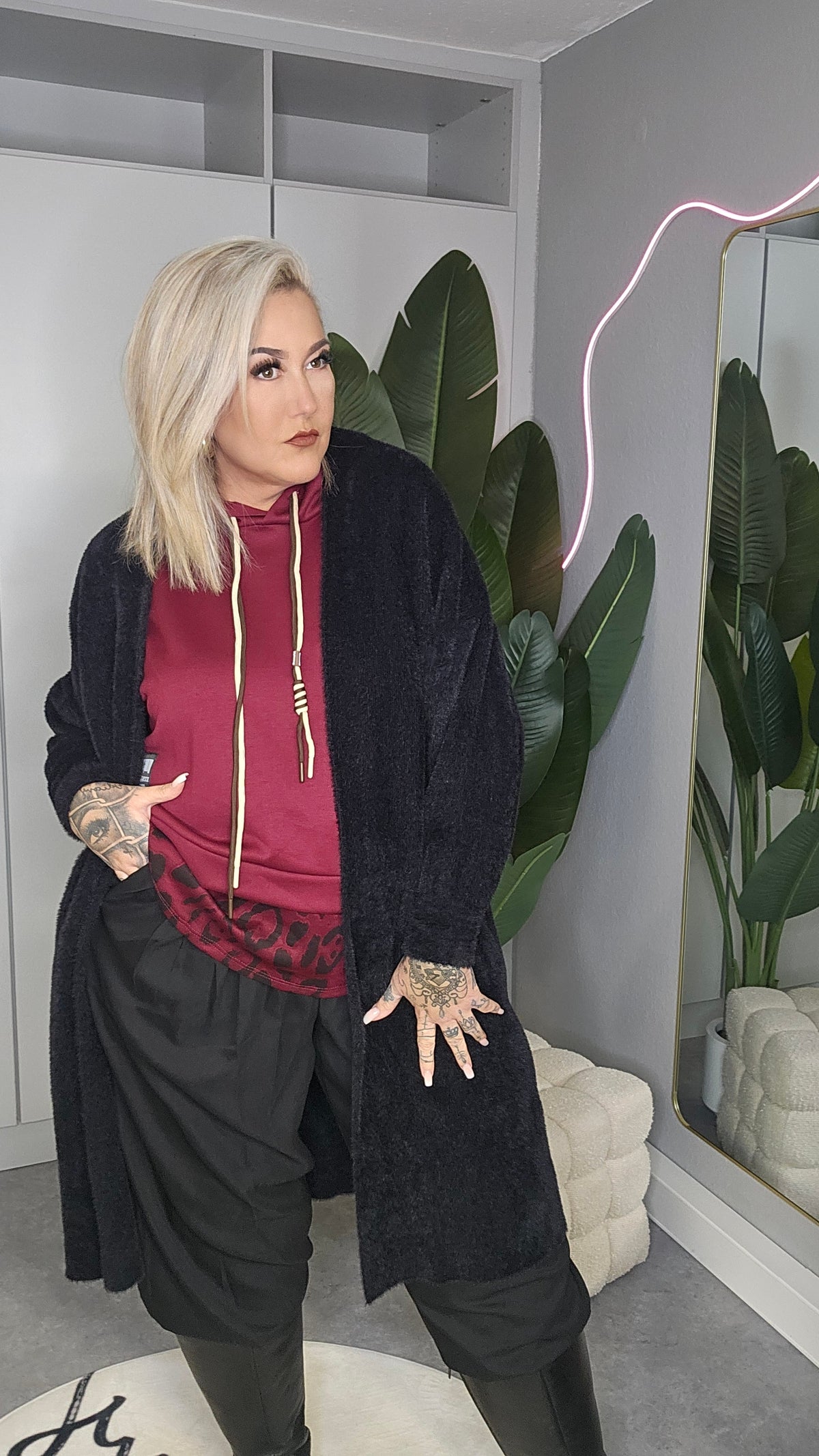 Lange Kuscheljacke Schwarz mit offener Front, Vorderansicht am Modell