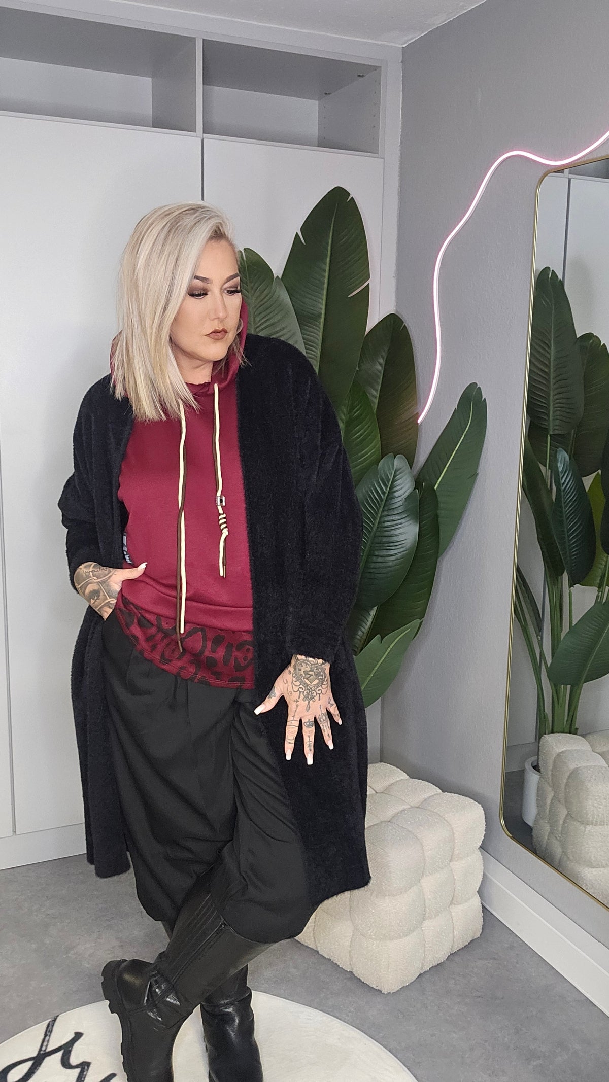 Lange Kuscheljacke Schwarz mit flauschiger Oberfläche und offener Front, am Modell schräg von vorne