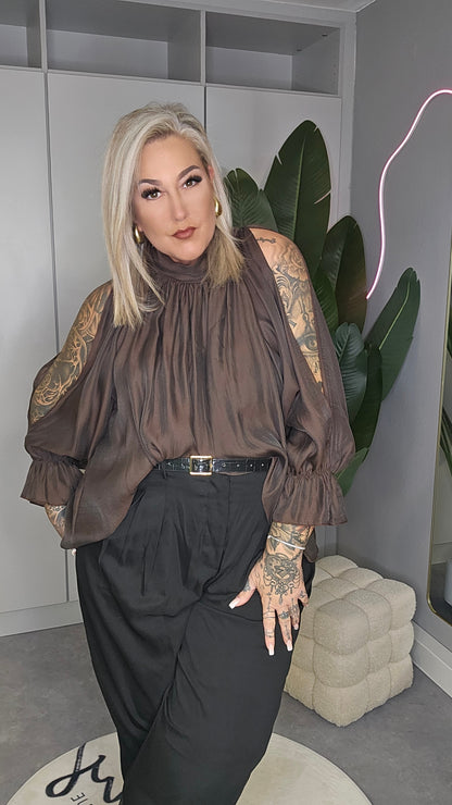Cold-Shoulder-Bluse Schoko mit gerafftem Ausschnitt, Vorderansicht mit schwarzem Gürtel