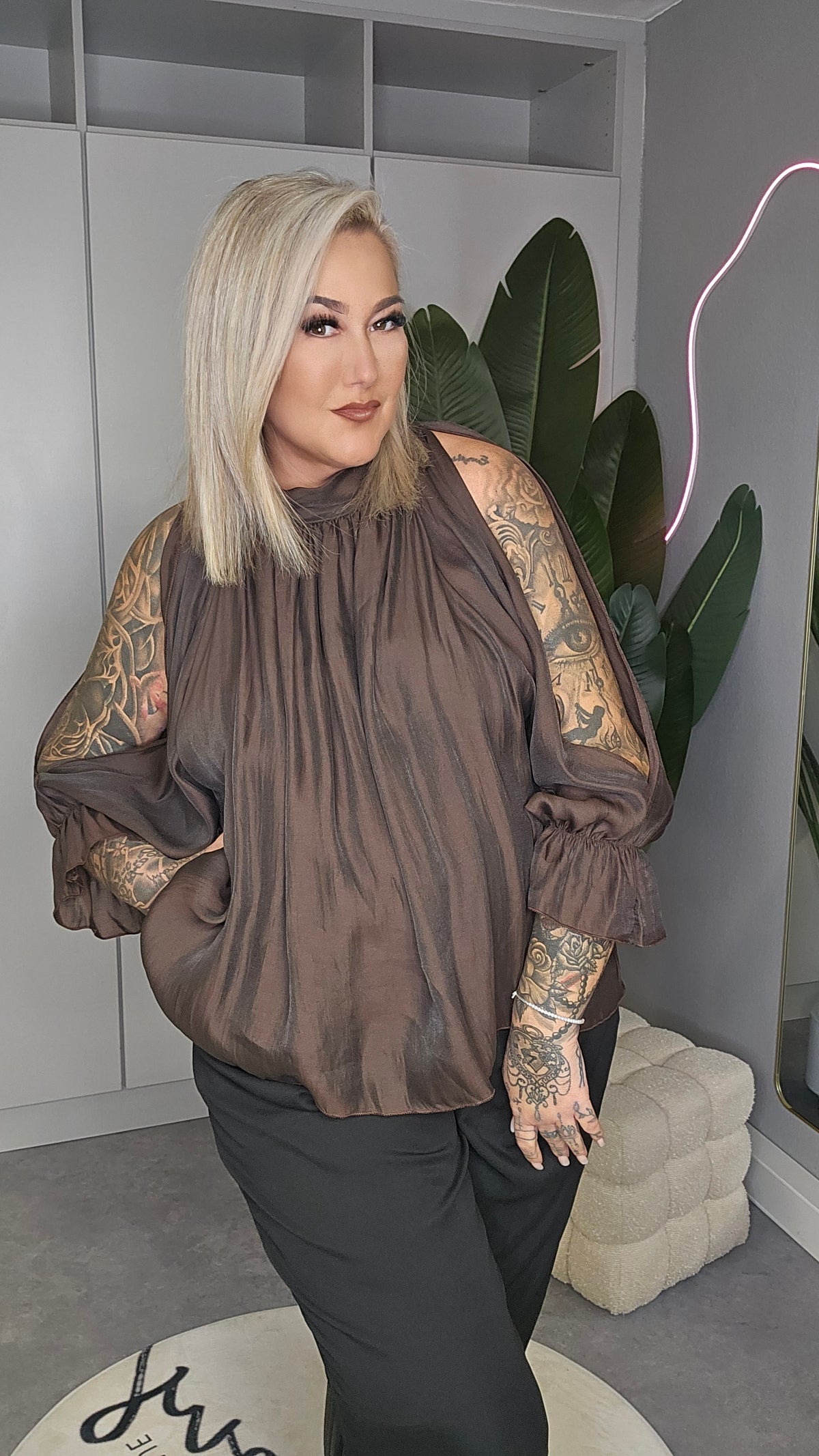 Cold-Shoulder-Bluse Schoko mit gerafftem Ausschnitt und Volantärmeln, Vorderansicht locker getragen
