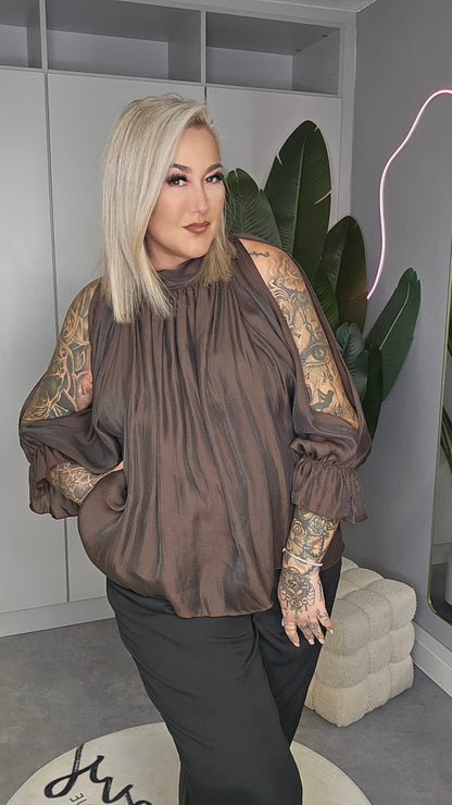 Cold-Shoulder-Bluse Schoko mit gerafftem Ausschnitt und Volantärmeln, Vorderansicht locker getragen