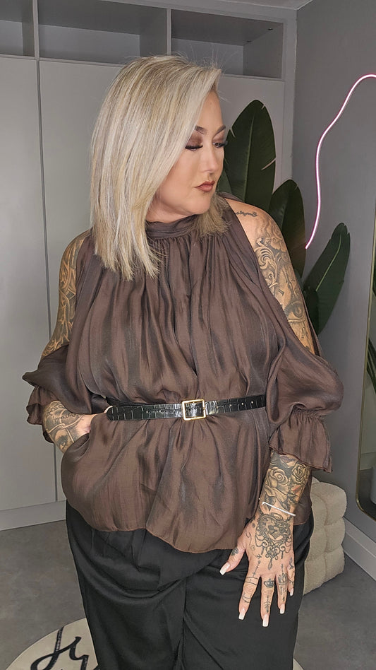 Cold-Shoulder-Bluse Schoko mit offenen Schultern, Vorderansicht mit Gürtel und eingestecktem Saum