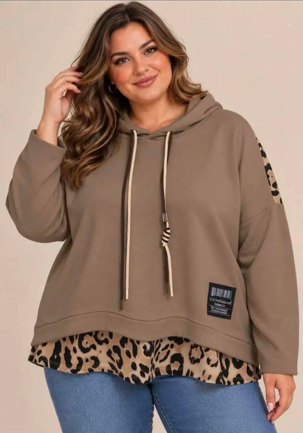 Taupefarbener Hoodie mit Kapuze und Leopardenmuster am Saum und Ärmel, Frontansicht am Model