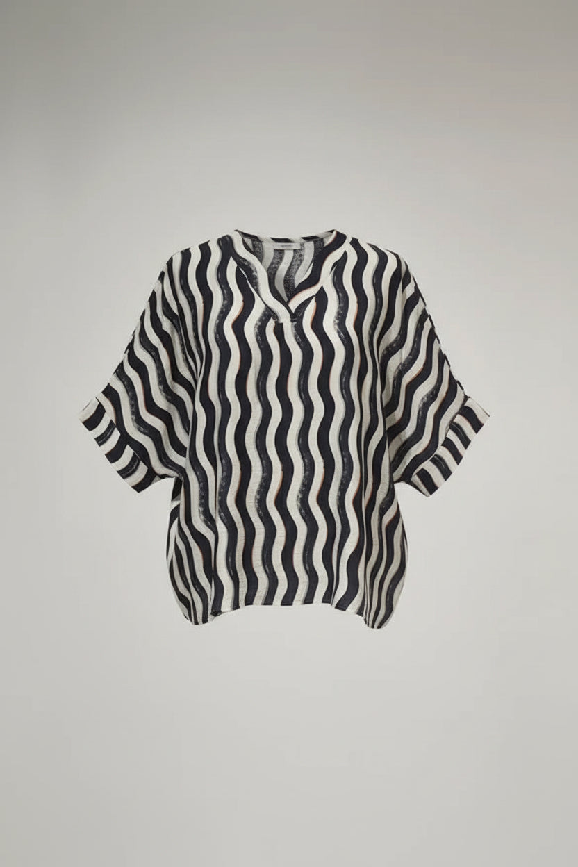 Oversized Bluse Wellenprint Schwarz-Weiß Plus Size – Frontansicht auf Bügel