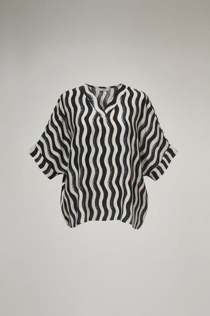 Oversized Bluse Wellenprint Schwarz-Weiß Plus Size – Frontansicht auf Bügel