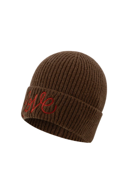 Braune Strickmütze mit Love-Stickerei