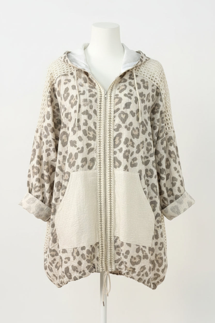 Leo-Jacke mit Häkeldetails Beige Plus Size – Frontansicht offen getragen, Model 172 cm Gr. 48/50, d.elicous